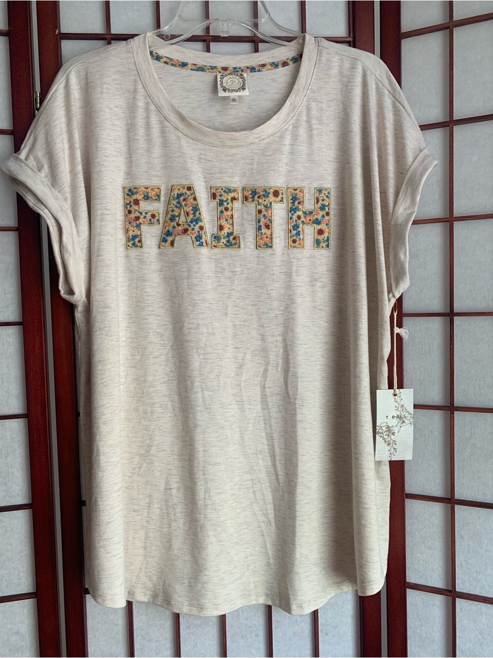 NWT TRUE SELF STYLE “FAITH” Graphic Oatmeal Rolled Cap Sleeves Short Plus SZ 2X